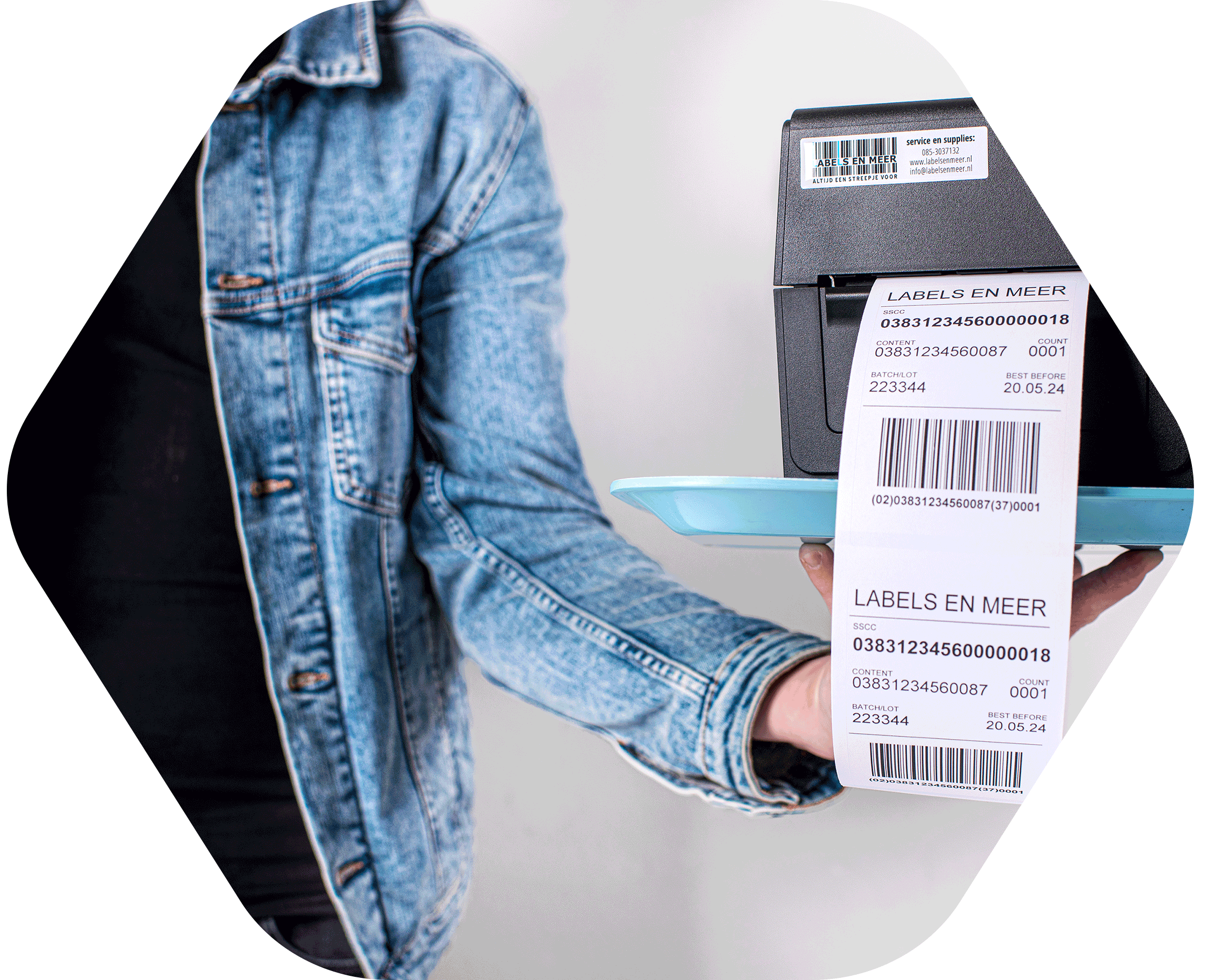 Service op een presenteerblaadje door Tim van Labels en Meer